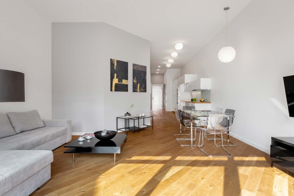 Appartement spacieux et moderne avec parquet au sol et séjour ouvert sur cuisine